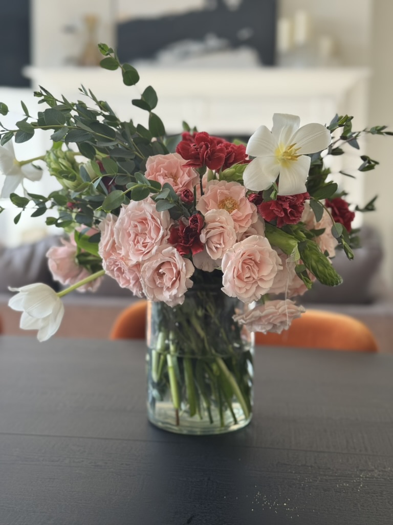 A seasonal Fleurish Chicago subscription arrangement